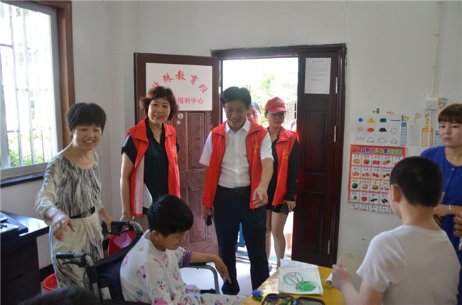 城投集團開展“傳承紅色基因，敬老愛幼先行” 現(xiàn)場獻愛心活動