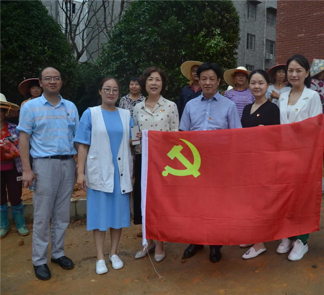 炎炎夏日送清涼，點滴關(guān)懷暖人心——城投集團各黨支部開展“送清涼”慰問一線員工活動