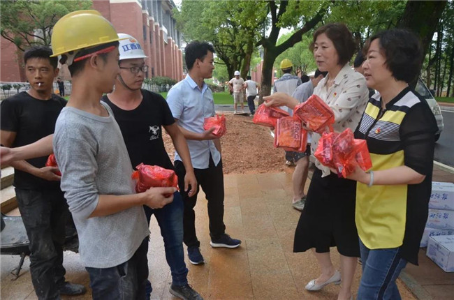 炎炎夏日送清涼，點滴關(guān)懷暖人心——城投集團各黨支部開展“送清涼”慰問一線員工活動