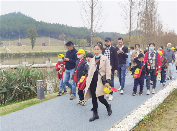 “千人市民觀察團(tuán)”走進(jìn)城投集團(tuán)龍山湖公園、陶瓷產(chǎn)業(yè)加速基地等項(xiàng)目