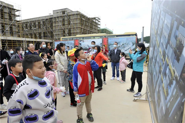 “千人市民觀察團(tuán)”走進(jìn)城投集團(tuán)龍山湖公園、陶瓷產(chǎn)業(yè)加速基地等項(xiàng)目