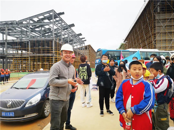 “千人市民觀察團(tuán)”走進(jìn)城投集團(tuán)龍山湖公園、陶瓷產(chǎn)業(yè)加速基地等項(xiàng)目
