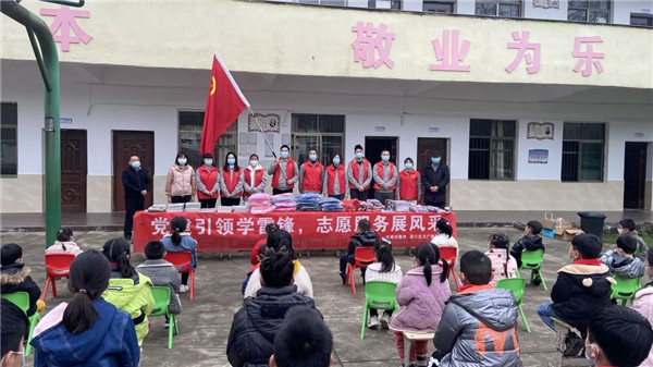 市城投集團(tuán)開展“黨建引領(lǐng)學(xué)雷鋒，志愿服務(wù)展風(fēng)采”送溫暖活動(dòng)