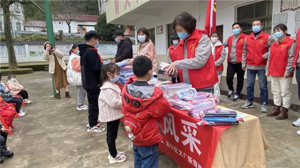 市城投集團(tuán)開展“黨建引領(lǐng)學(xué)雷鋒，志愿服務(wù)展風(fēng)采”送溫暖活動(dòng)
