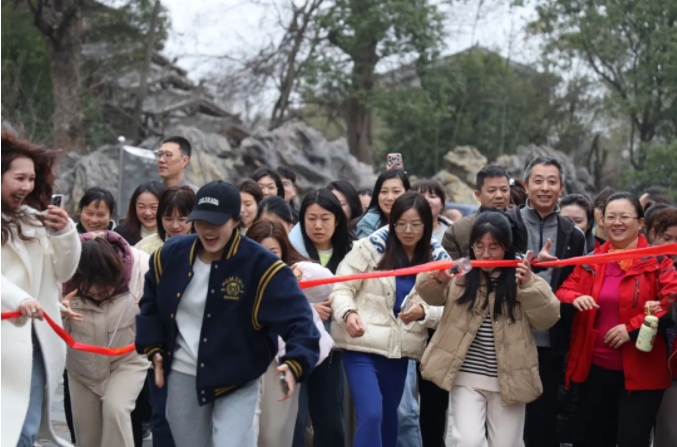 市城投集團開展“團結(jié)一心 拼搏進取 奮戰(zhàn)2025”迎新年登山、健步走活動